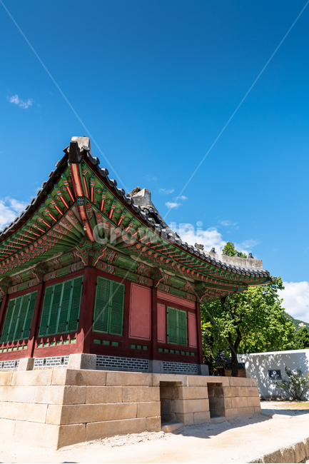 전통,경복궁,고궁,대한민국,서울,한옥,경치,야외,하늘,파란,구름,흰색,처마,곡선,지붕,기와,목조,목재,목조건물,문화재,조선시대,왕,화려한,색깔,건축,한적한,조용한,역사,한국전통,한국문화,korean traditional,korean culture,랜드마크,landmark,tourist attraction,한국랜드마크,한국관광지,한국명소,korea landmark,korea tourist attraction,건축물,건물외관,exterior,building,structure,architecture,construction
