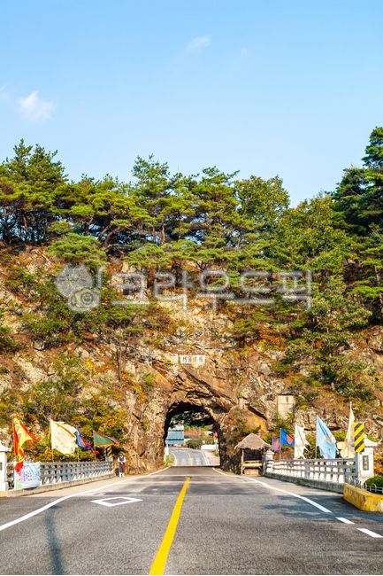flag,tree,full text,Najetongmun,outdoor,mountain,Rajetongmun,plant,road name,sight,Handrail,tunnel,Mujugun,gateway,traffic