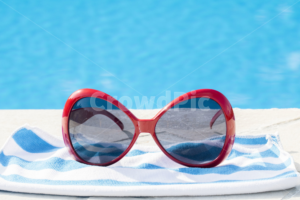 선글라스,수건,수영장,풀장,물결,물,파란색,푸른색,여름,여름,계절,summer,season,여행,휴가,traveling,vacation,trip,색깔,색상,색채,색감,color sense,color sensitivity,feeling of color,사물,물건,오브젝트,thing,object,matter