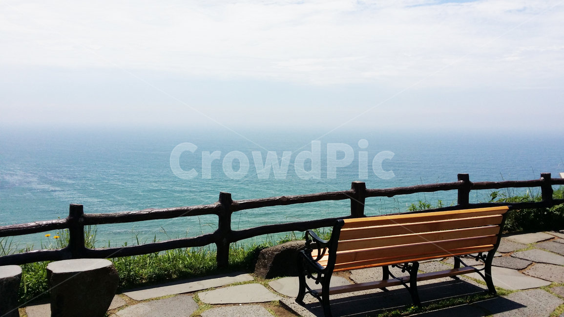 바다,제주도,의자,벤치,하늘,힐링,섬,바닷가,울타리,해안,사람없음,낮,구름,지평선,해안선,경관,아름다움,화창한,휴식