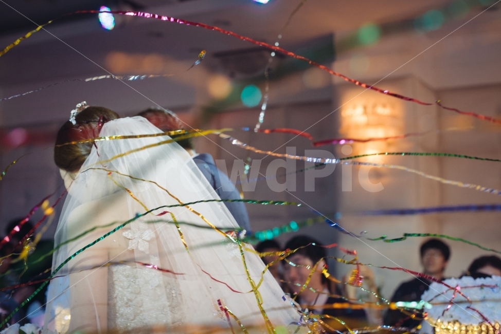 결혼식,폭죽,축하,결혼행진,신랑,신부,행진,결혼,드레스,기념일,축하,anniversary,congratulation,celebrate,celebration,사람,인물,인간,human,person,연인,커플,사랑,lover,couple,결혼,혼례,웨딩,wedding,marriage,marry