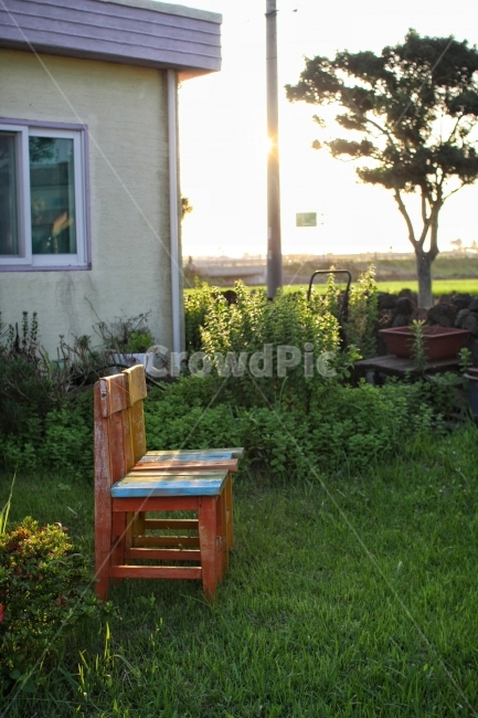의자,햇살,농촌,시골,일몰,sunset,해질녘,석양,집,house,잔디,텃밭,나무,나무의자,잔디밭,휴식,힐링,rest,relaxation,healing,사물,물건,오브젝트,thing,object,matter