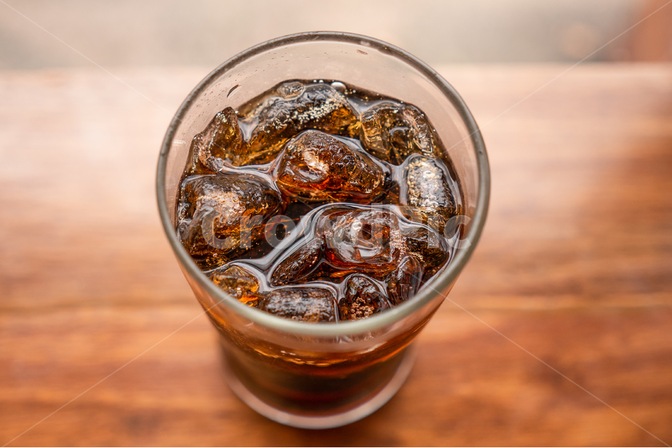 탄산음료,음료,콜라,얼음,시원한,여름,summer,iced,ice,탄산,차가운,나무테이블,클로즈업,더운날,톡쏘는,여름,계절,summer,season,음료수,drink,beverage