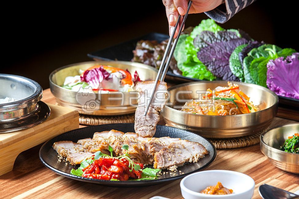 Ssam vegetables,pot rice,Stone pot rice set meal,Bossam food,Bossam Kimchi,plate,stone pot rice,Bossam,Bossam set meal,pork,vegetable,boiled pork,Korean food,Boiled pork,pig head,Pork Bossam,Drink snacks,Boiled Pork,wrapping,pork head,Pork cold meat,food,