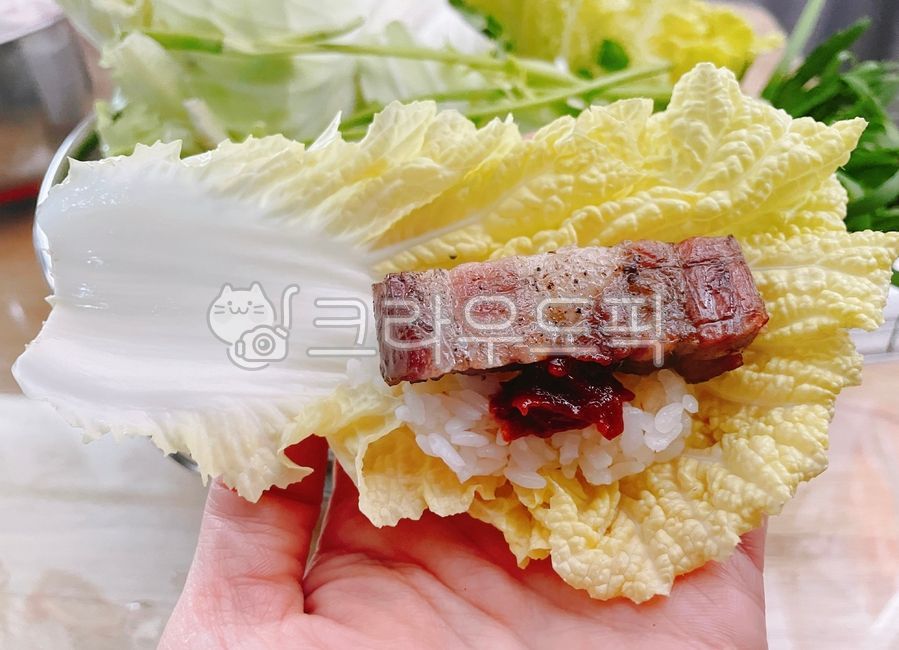 오겹살,삼겹살,돼지고기,돼지,고기,육류,숯불고기,숯불돼지고기,숯불오겹살,음식,요리,식사,식재료,먹방,백미,쌀밥,밥,쌀,배추쌈,쌈,야채,쌈채소,쌈밥,인간손,사람손,인간,사람,손,고추장,food,dish,cook,meal,pork,meat,rice