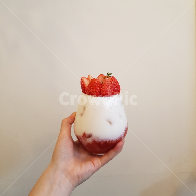 음식,food,카페,딸기,딸기라떼,딸기음료,cafe,디저트,음료수,drink,beverage