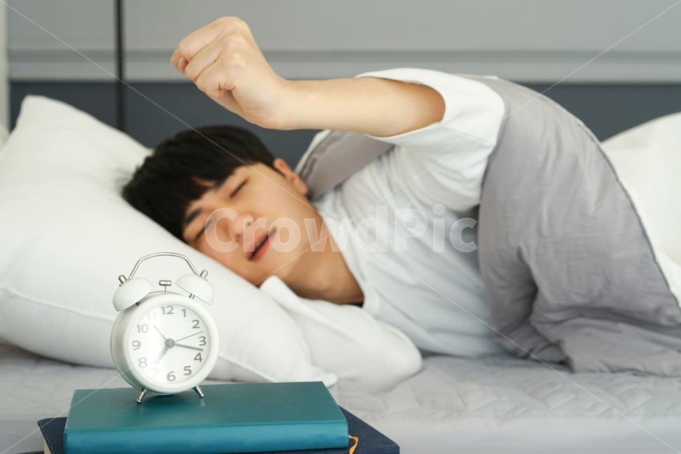 남성,남자,알람시계,시계,아침,모닝,침대,침실,방,이불,기상,베개,모닝콜,자명종,사람,인물,인간,human,person,남성,남자,man,male