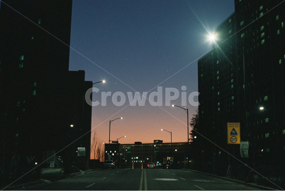 거리,노을,그라데이션,감성,해질녘,도로,일상,퇴근길,야경,밤,풍경,nightscape,night,landscape,도시,city,한국도시풍경,한국도시경관,korea cityscape,road,asphalt,아스팔트