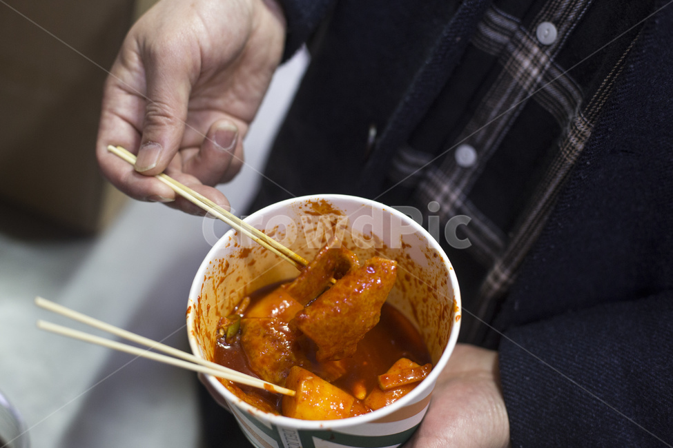 떡볶이,쌀떡,밀떡,떡,분식,고추장,고춧가루,음식,식품,한식,양념,쌀떡볶이,밀떡볶이,빨강,어묵,꼬치사람,사람,인물,인간,human,person,신체일부,몸,body,음식,식재료,요리,food,cook,meal,dishes,food reserves,한식,한국음식,한국요리,korean food,korean dishes,korean meal,korean cook,디저트,간식,후식,dessert,snack
