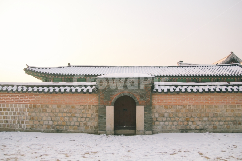 한국전통,경복궁,한국,겨울,전통,감성사진,기와,겨울,계절,winter,season,한국전통,한국문화,korean traditional,korean culture,랜드마크,landmark,tourist attraction,한국랜드마크,한국관광지,한국명소,korea landmark,korea tourist attraction,건축물,건물외관,exterior,building,structure,architecture,construction