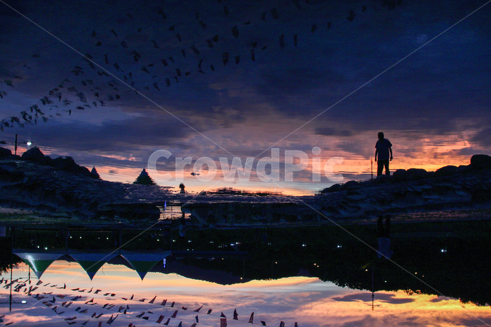 human,인간,person,nature,자연,outdoors,옥외,저녁노을,야외수영장,반영,반영사진,어둠,혼자,남자,외로움,고독함,저녁,노을,무거움,삶,사람,거꾸로,탄천수영장,수영장,삶의무게,무거운,버거운,쓸쓸한,고단한,선셋,석양,일몰,해질녘