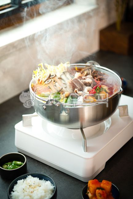 Yukgaejang,Yukgaejang,stew,boil,boiling,cooking,food,pot,smoke,bursta,mushroom stew,beef stew,green onion,spicy,soup dish,broth,food,meal,rice,pepper,radish kimchi