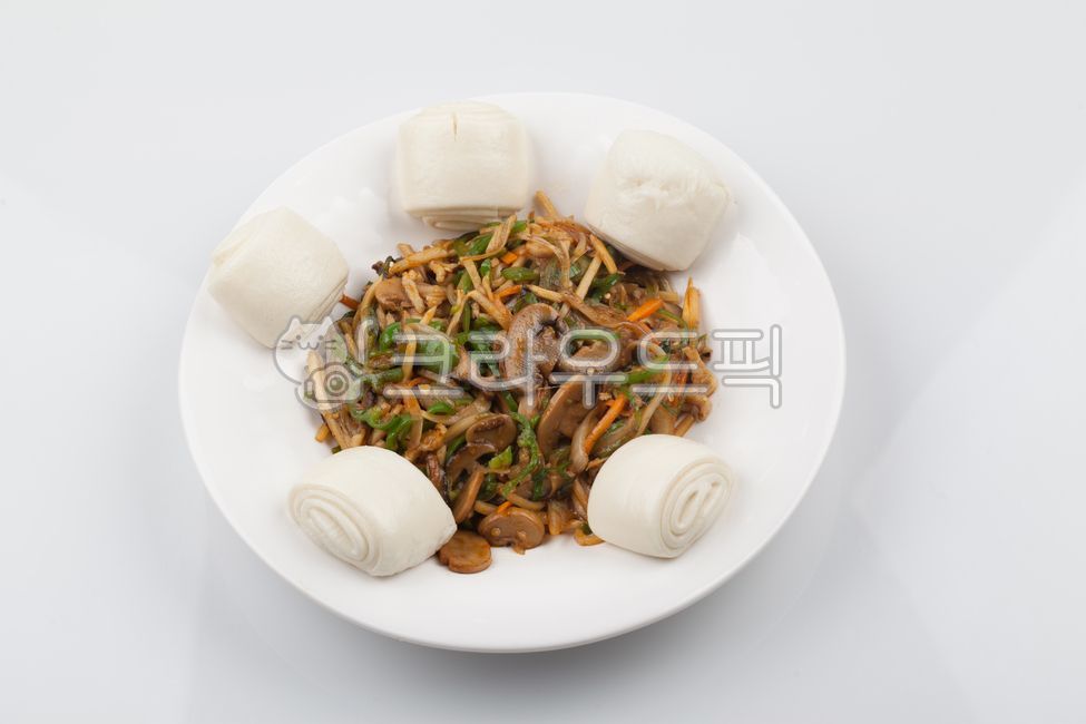 Red pepper japchae,Chinese cuisine,plate,vegetable,inside,food,flower bread,Chinese restaurant