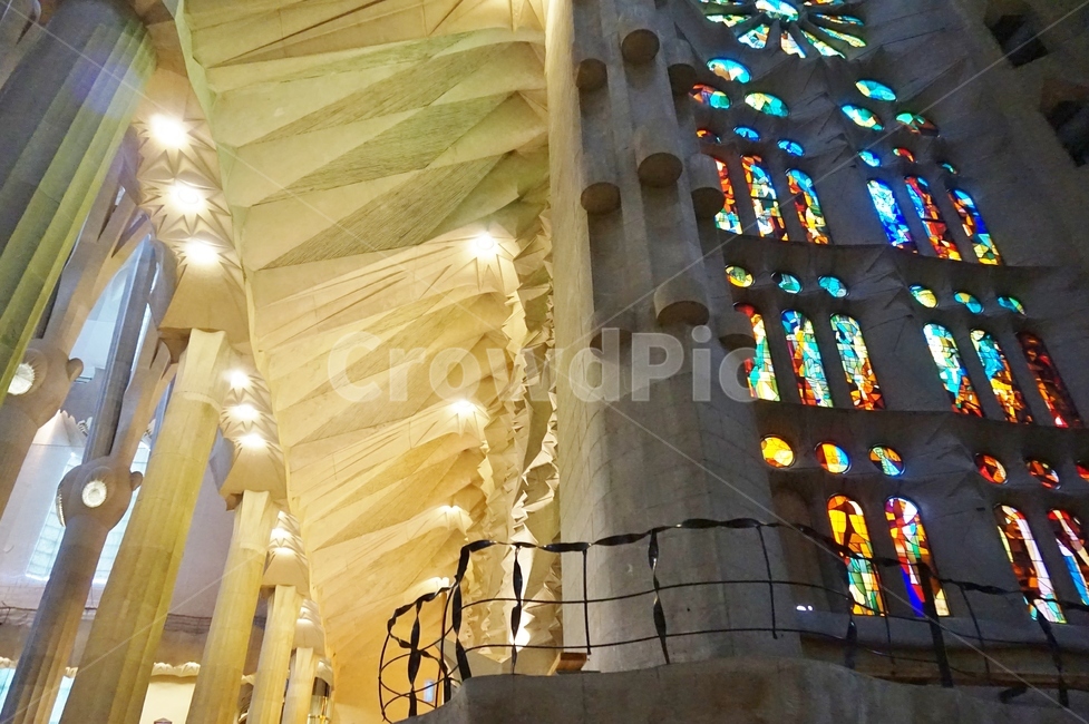 사그라다파밀리아,성가족성당,가우디성당,sagradafamilia,스페인성당,사그라다파밀리아내부,사그라다파밀리아스테인드글라스,스테인드글라스,stainedglass,성당,church,카톨릭성당,가톨릭,카톨릭,catholic,성당내부,성당벽면,성당장식,성당인테리어,성당스테인드글라스,인테리어,스페인건축물,가우디,gaudi,glassart,art,건축설계,조명,light,예술,건축,건축물,architecture,바르셀로나,바르셀로나관광지,바르셀로나명소,가우디건축물