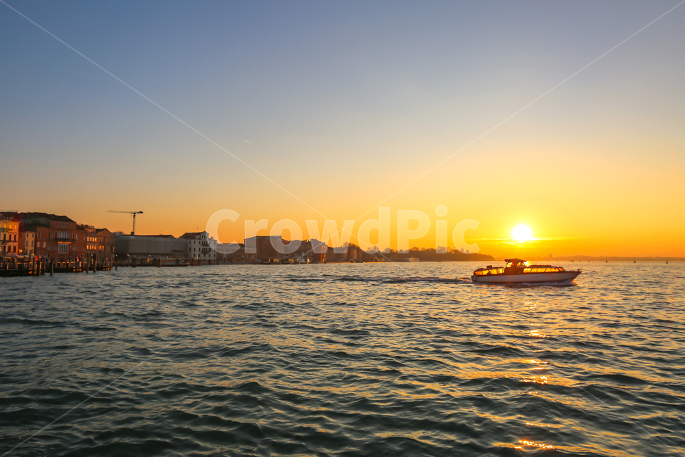 선셋,해변,노을,해질녘,해외여행,이탈리아,베네치아,beach,ocean,sunset,sunrise,오션,해뜨는바다,보라색하늘,하늘,sky,sea,세계,일몰,일출,도시,풍경,city,landscape,해외,외국,세계,foreign,oversea,world,세계도시풍경,해외도시풍경,외국도시풍경,world cityscape,nature,자연,outdoors,옥외,red sky,붉은 하늘,dawn,새벽,dusk,황혼,sunlight,햇빛,vehicle,차량,transportation,교통,boat,보트