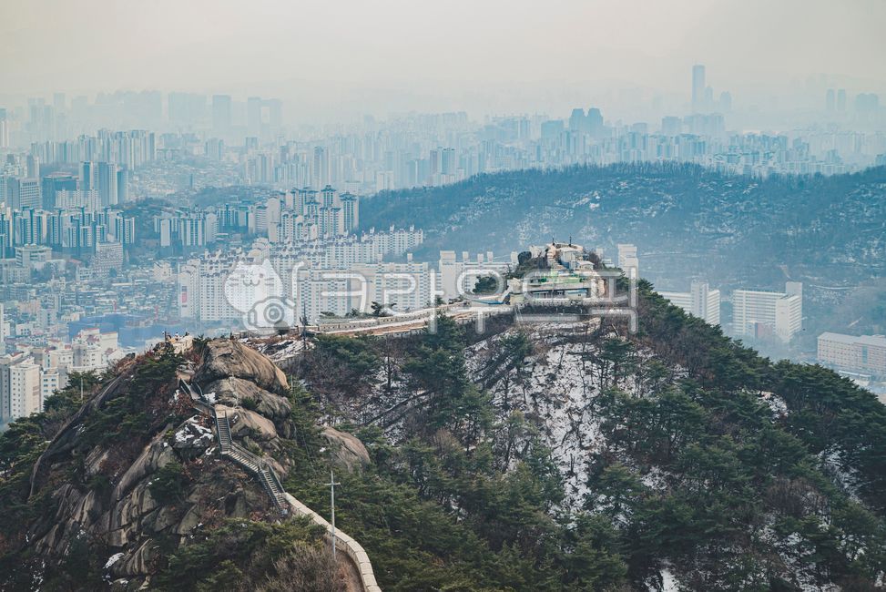 Inwangsan,Inwangsan peak,Seoul view,Seoul scenery,Seoul city scenery,cloudy day,fine dust,Seoul fine dust,Jongno-gu,Seodaemun-gu,mountain climbing,Inwangsan mountain climbing,climbing,mountain,mountaineering club,sunlight,snowy mountain,s