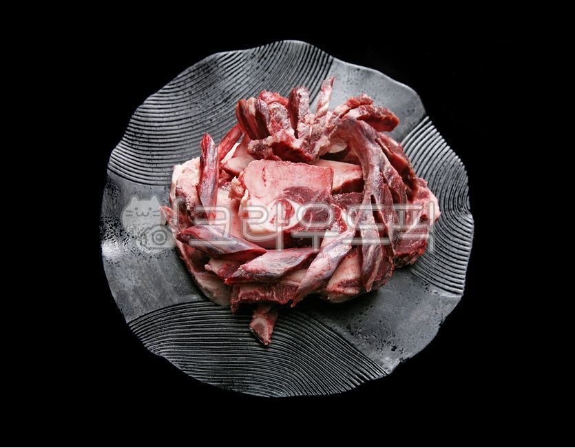 소고기,한우,꼬리뼈,잡뼈,사골,뼈,생고기,냉동,절단,요리,육류,접시,검은배경,날것,신선,정육,영양식,음식재료,음식