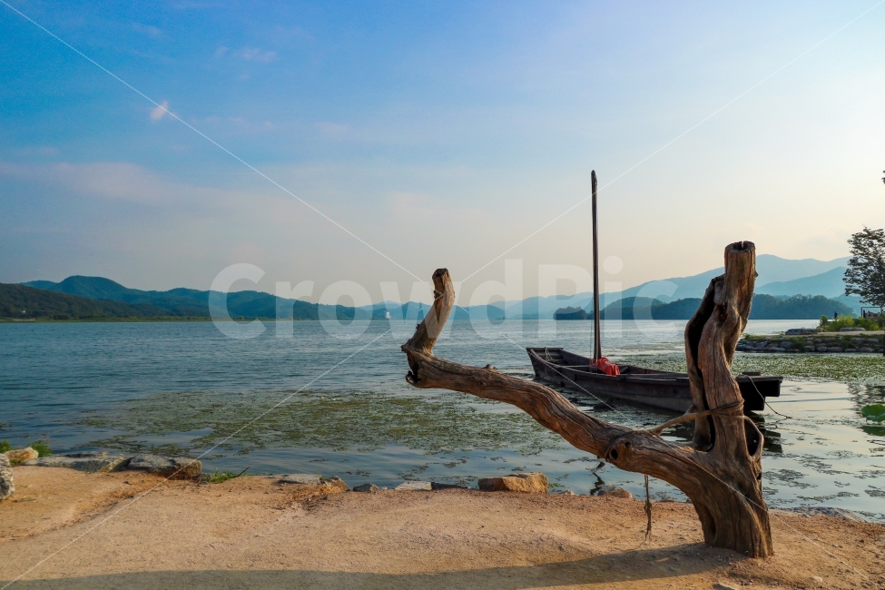 두물머리,쪽배,물,여행,고목,바다,강,하늘,수초,river,sky,water,trees,natural,boat,자연,풍경,nature,landscape,한국자연풍경,한국자연경관,korea nature landscape,한국전통,한국문화,korean traditional,korean culture,교통,교통수단,traffic,transportation,wood,나무,driftwood,유목