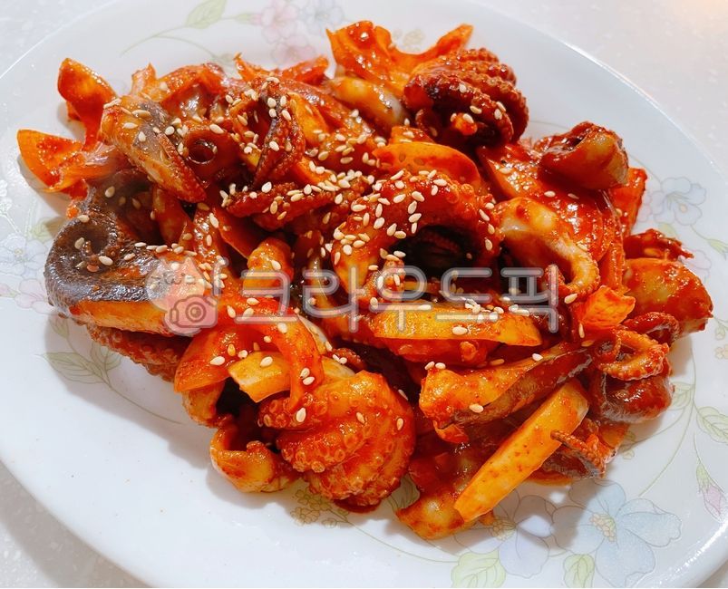 쭈꾸미볶음,쭈꾸미,볶음,양념,매운쭈꾸미볶음,매콤한,참깨,깨,음식,요리,접시,식사,식재료,야채,채소,양파,sesame,seasoning,food,meal,dish,cook