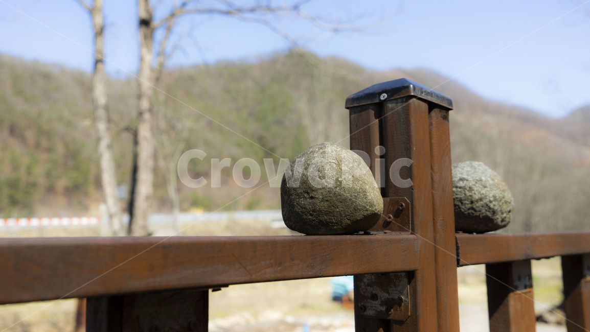구체,sphere,pollen,fence,울타리,stone,돌,나무,wood