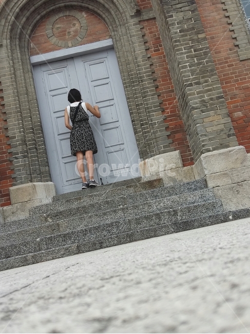 명동성당,문,여자,사람,성당,인간,여성,두드림,노크,person,human