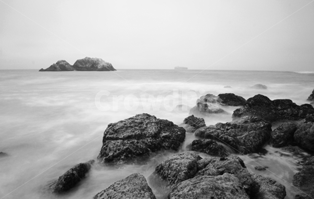 water,물,shoreline,해안선,rock,록,outdoors,옥외,ocean,대양,sea,바다,nature,자연,감성,장노출,흑백,바탕화면,흑백,모노톤,monochrome,black and white
