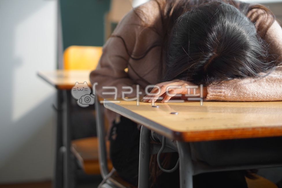 학교,조퇴,엎드려있는사람,교실,책상