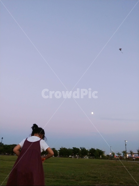 play,Hangang Park,pink,kid,summer,ball,children,grass,Kite flying,park,Korean play,nature,tree,Child appearance,dinner,Girls,evening light,moon,I dont know,Moonlight,sunset,autumn,kite,evening sky,walk