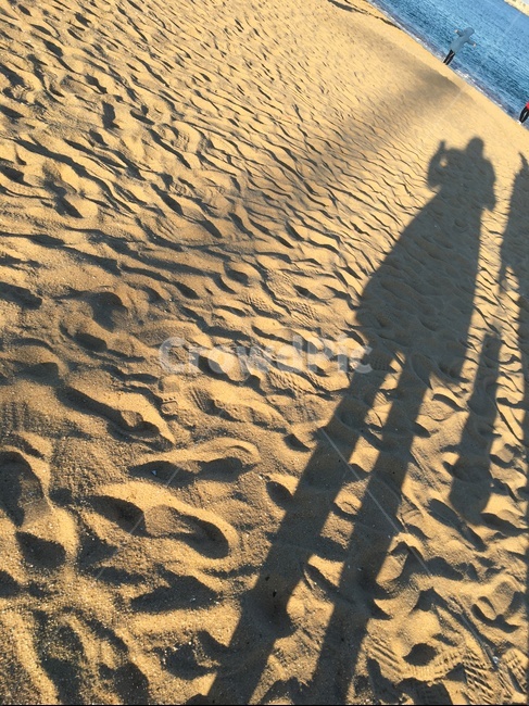 모래사장,그림자,치마,바다,모래,여자,발자국,노랑