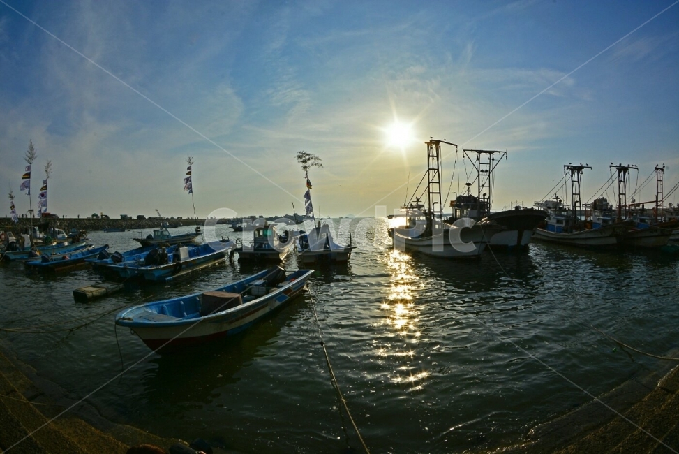 풍경,해넘이,일몰,바다,궁평항일몰,자연,nature,landscape,산업,industry,industrial,어업,fishery,fishing,대중교통,교통수단,traffic,transportation,새,갈매기,노을,해질녁,동물,animal,조류,birds,석양,황혼,태양,구름,항구,한국자연풍경,한국자연경관,한국풍경,한국,대한민국,korea,해변,beach,sea,궁평낙조,낙조,누각,정자,풍경사진,엽서,화성,여행,서해바다,서해,낚시,갯벌,coast,sunset,sunrise,gull,commongull,korean,culture,실루엣,그림자,silhouette,shadow,역광,역광사진,손사진,손,원기옥,산업,industry,industrial,어업,fishery,fishing industry,교통,교통수단,traffic,transportation,watercraft,선박,vehicle,차량,water,물,boat,보트,waterfront,워터 프론트
