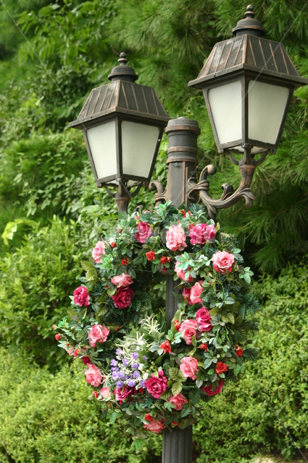 가로등,streetlamps,lamp,ludeng,flower,house,tree,cottage,home,architecture,forest,wood,old,landscape,rural,building,wooden,birdhouse,bird,trees,leaf,romantic,lighted,way,pathway,lantern,illuminated,light,outdoor,park,plant,spring,background,summer,beauty,beautiful,green,garden,nature,street