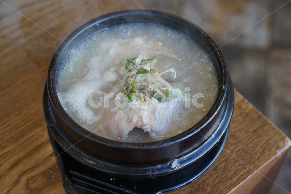 삼계탕,보양식,한국음식,닭,뚝배기,음식,식재료,요리,food,cook,meal,dishes,food reserves,육류,고기,meat,한식,한국음식,한국요리,korean food,korean dishes,korean meal,korean cook