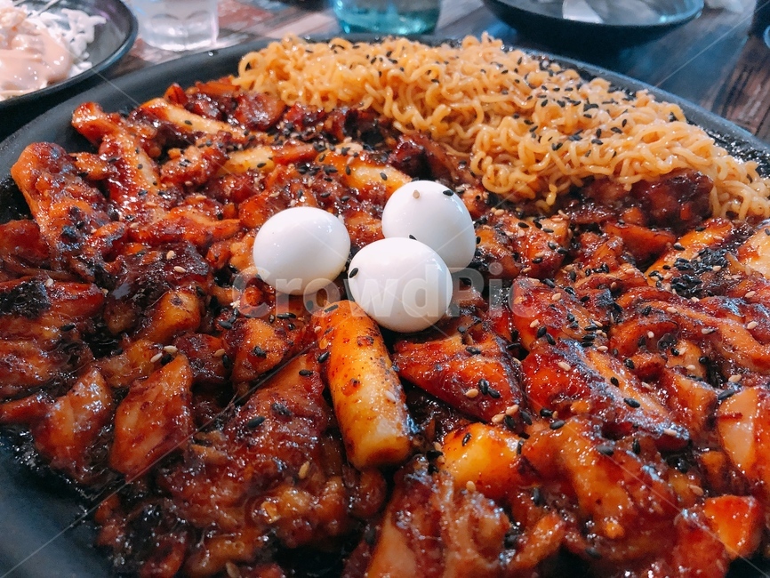 음식,food,치킨,숯불양념,양념치킨,라면사리,메추리알,떡볶이