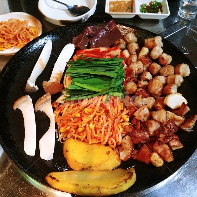 곱창,돼지곱창,막창,곱창구이,막창구이,버섯,콩나물,고구마,부추