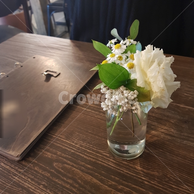꽃,flower,카페,테이블,꽃병,flowers,table,cafe,wood,나무,꽃,flower,실내용화초,화분,화초,house plant,인테리어,실내디자인,interior design
