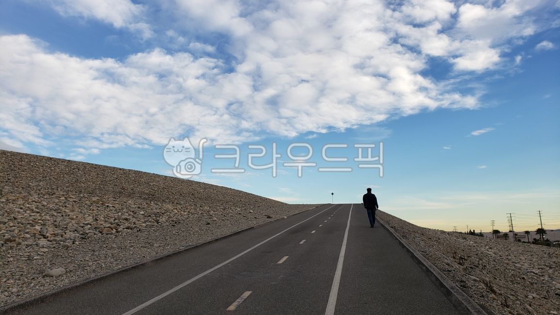freeway,sky,vanishing point,straight road,Walker,asphalt,cloud,dam,bank,road,person,road name,highway,human
