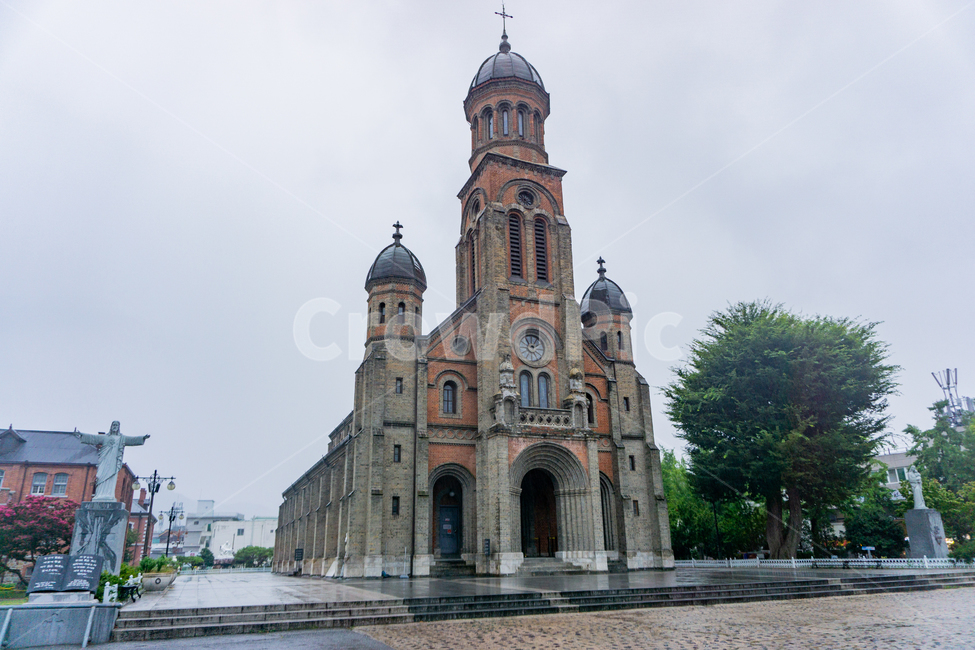 전동성당,전동교회,전주,천주교전동교회,전주전동성당,tower,탑,첨탑,spire,십자가,천주교,신해박해,진산사건,박해,천주교박해,사적,서양식,근대,신해사옥,역사,답사,기행,윤지충,가톨릭,순교,문화재,문화유산,건축물,architecture,building,건물,korea,여름,흐린날씨,비,rain,전주한옥마을,한옥마을,풍남동,heritage,한국전통,한국문화,korean traditional,korean culture,랜드마크,landmark,tourist attraction,한국랜드마크,한국관광지,한국명소,korea landmark,korea tourist attraction,종교,신앙,religion,belief,faith,건축물,건물외관,exterior,building,structure,architecture,construction