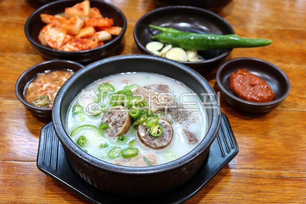 pork,bowl,pig,side dish,Sundaeguk,pigs,Korean food,cooking,koreanfood,sidedishes,kimchi,restaurant,Korean,food,Sundae Gukbap,meal,dish,meat,restaurants