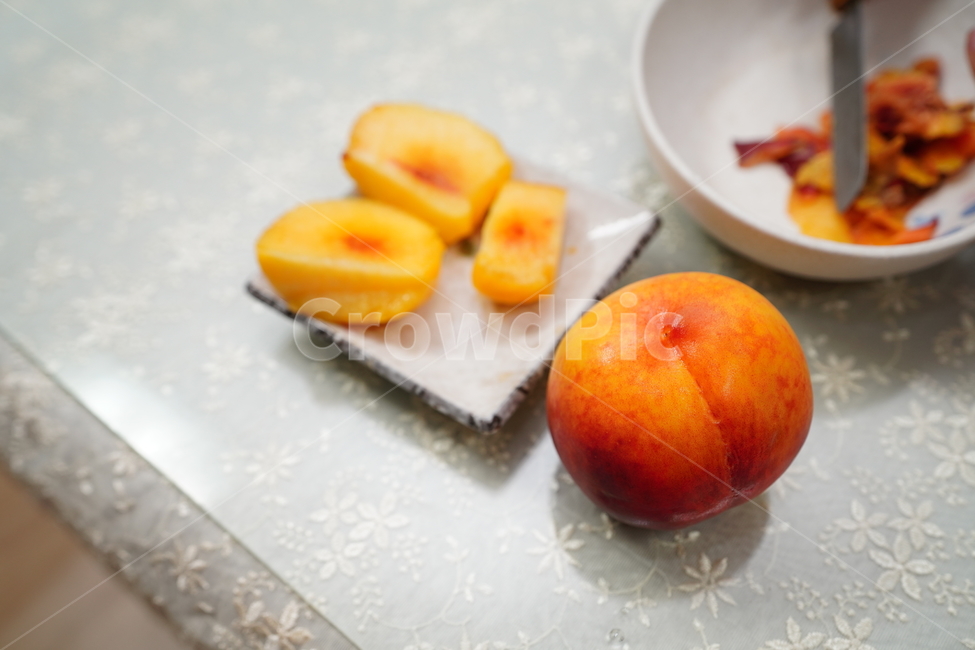 과일,복숭아,디저트,후식,비타민,음식,푸드,열매,먹거리,fruit,칼,사람,인물,인간,human,person,신체일부,몸,body,음식,식재료,요리,food,cook,meal,dishes,food reserves,과일,열매,fruit
