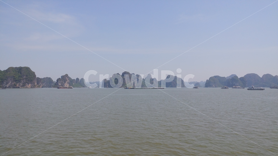 하롱베이,암초,하노이,수평선,호수,베트남,관광명소,랜드마크,자연,풍경,nature,landscape,land,땅,outdoors,옥외,water,물,sea,바다,ocean,대양,shoreline,해안선,coast,연안
