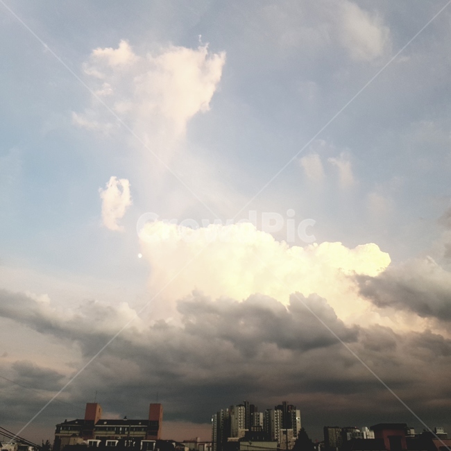 구름,빛,노을,흐림,양면성,검은하늘,하얀하늘,도시,풍경,city,landscape,weather,날씨,nature,자연,outdoors,옥외,cloud,cumulus,적운,sky,하늘