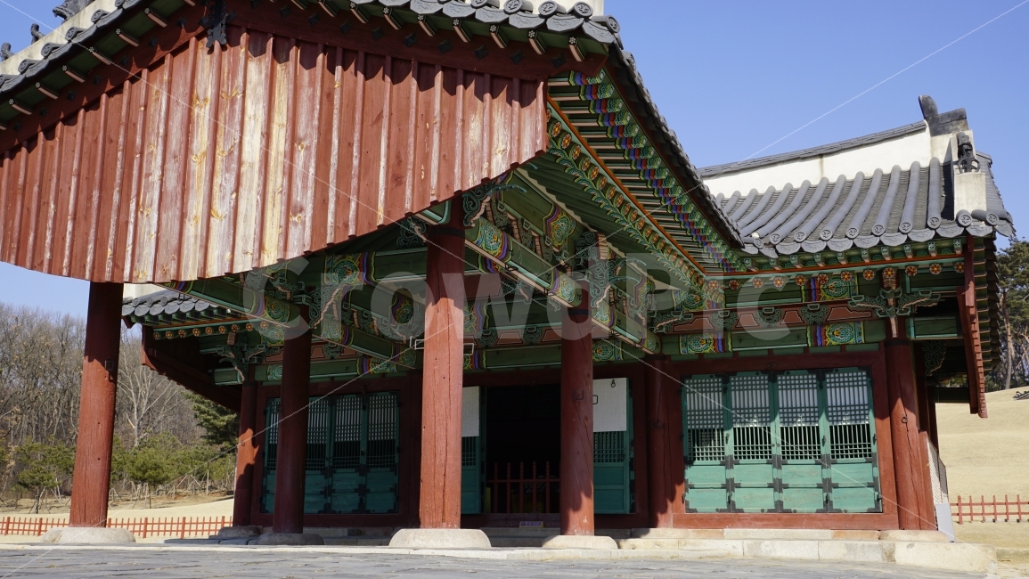 수원,융건릉,나무,숲,숲속,조선,왕릉,조선왕릉,풍경,한국,문화재,문화,유적지,문화유산,유산,전통,건물,건축,정자각,하늘,유적,유네스코세계문화유산,한국적인,한국문화,한국역사,히스토리,history,culture조선시대,과거,옛날,korea,snap,snpshot,스냅,스냅사진,스넵,스넵사진,감성,감성사진,힐링,힐링사진,경치,landscape,자연,nature,정조,정조대왕,용마루,추녀마루,내림마루,잡상,와제,10신상,한국전통,한국문화,korean traditional,korean culture
