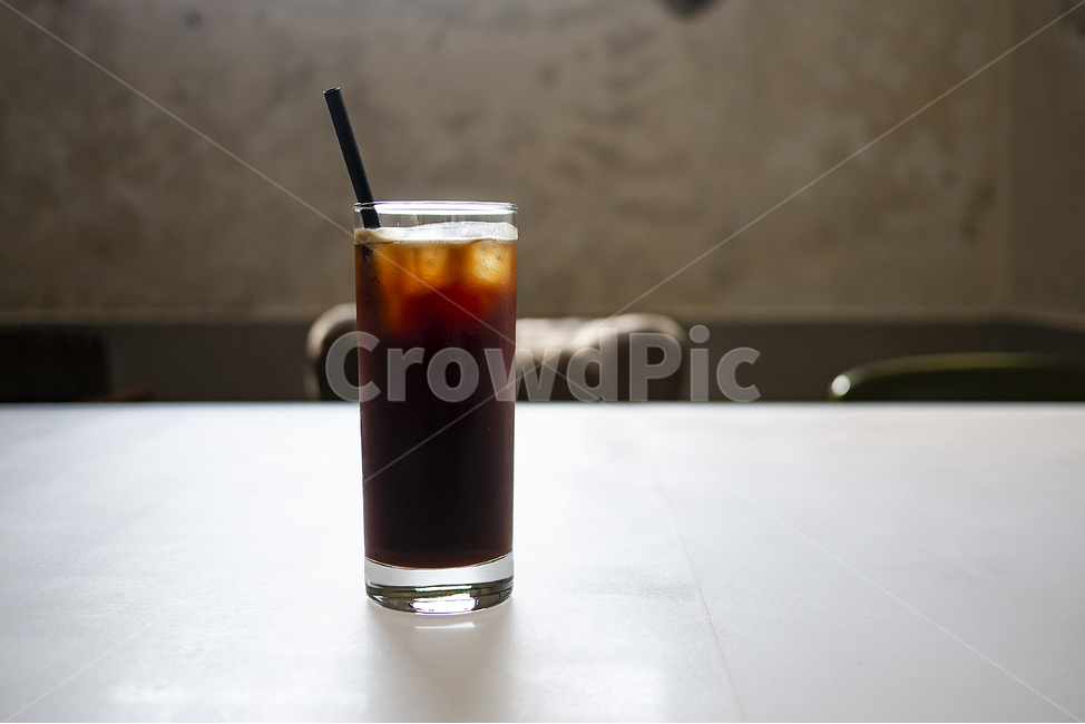 아메리카노,아이스,커피,얼음,카페,여름,음료,시원한,cool,americano,coffee,ice,iced,cafe,롱블랙,longblack,차가운,유리컵,빨대,흰테이블,테이블,커피,카페,coffee,cafe