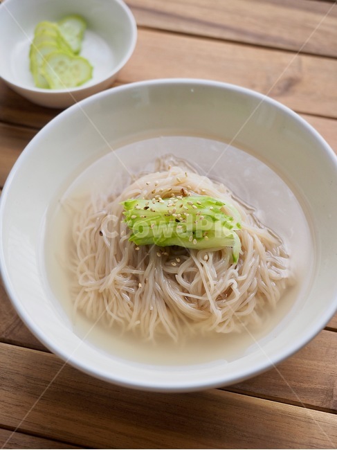 냉면,물냉면,여름음식,시원한음식,국수,누들,오이,한국음식,식품,한식,한국문화,음식,한국,배경,음식문화,웰빙,문화,아시아,아시아음식,접시,전통,젓가락,음식,식재료,요리,food,cook,meal,dishes,food reserves,면류,면요리,noodles,한식,한국음식,한국요리,korean food,korean dishes,korean meal,korean cook