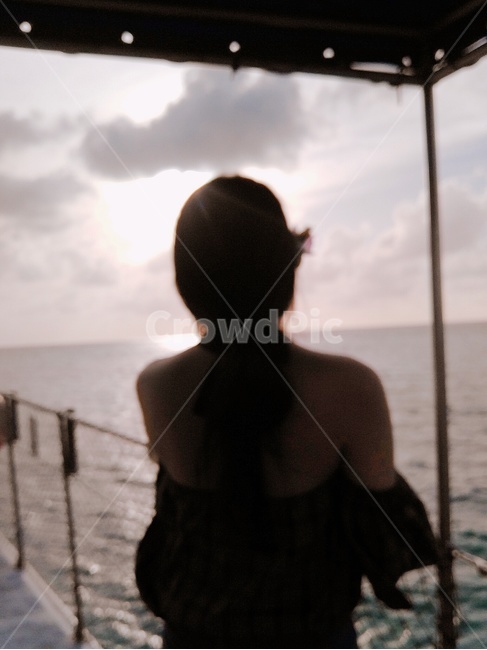 바다,여행,뒷모습,여자,역광,sunset,노을,여성,사람,lady,trip,크루즈여행,보트,크루즈,chill,boat,아웃포커싱,실루엣,감성사진,저녁,석양,긴머리,꽃삔,오프숄더,cruisetrip,sunsetcruise,sea,lonely,쓸쓸한