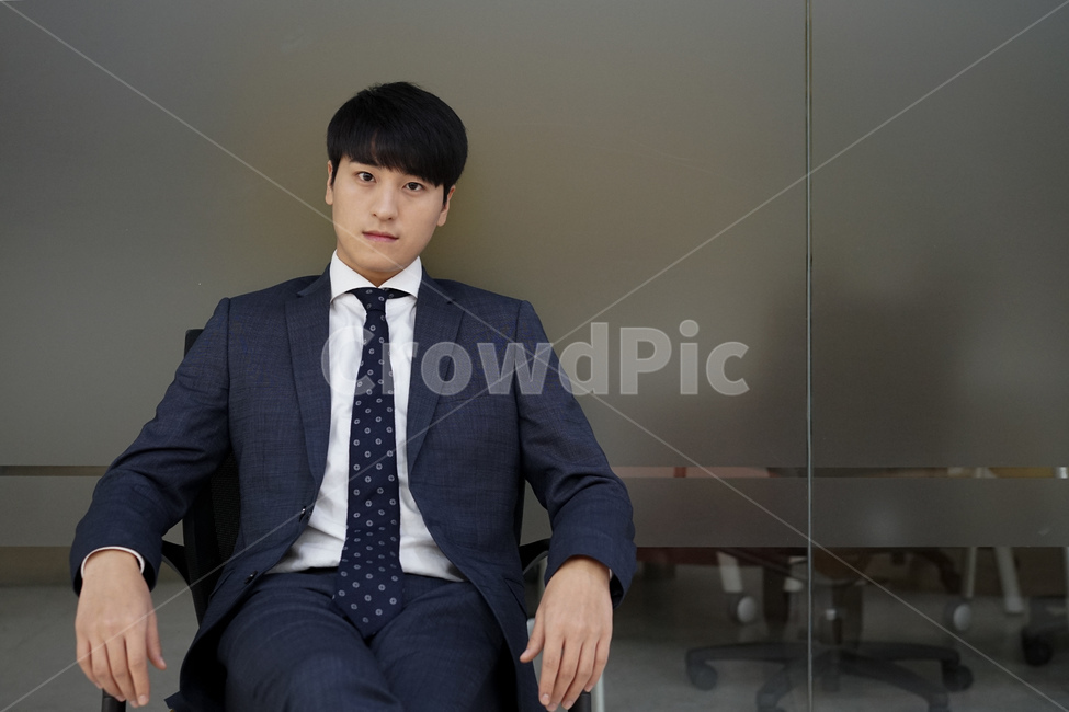 남성,남자,비즈니스,사업가,양복,정장,슈트,직장인,회사원,사무실,사람,인물,인간,human,person,남성,남자,man,male,산업,industry,industrial,비즈니스,사업,business,service,work