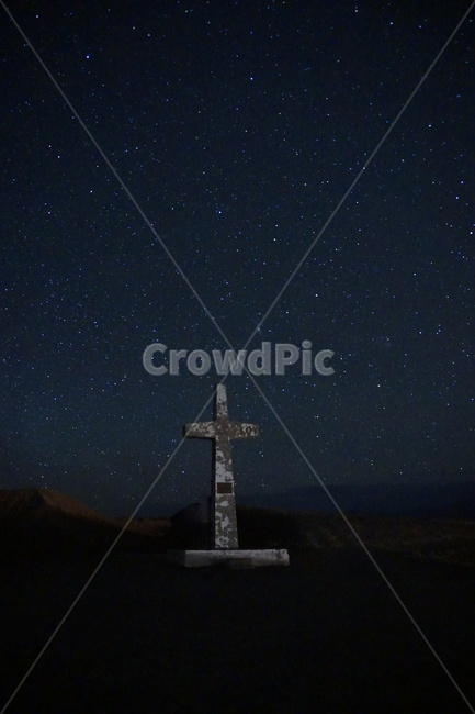 별빛,별,십자가,언덕,아타카마,star,starlight,cross,hill,atakama,desert,사막,환상,꿈,대비,허상,공허,우울,어두움,그리움,자정,야경,밤,풍경,nightscape,night,landscape,조각상,동상,석상,조형물,statue,bronze statue,stone statue,nature,자연,outdoors,옥외,symbol,상징,가로 질러 가다