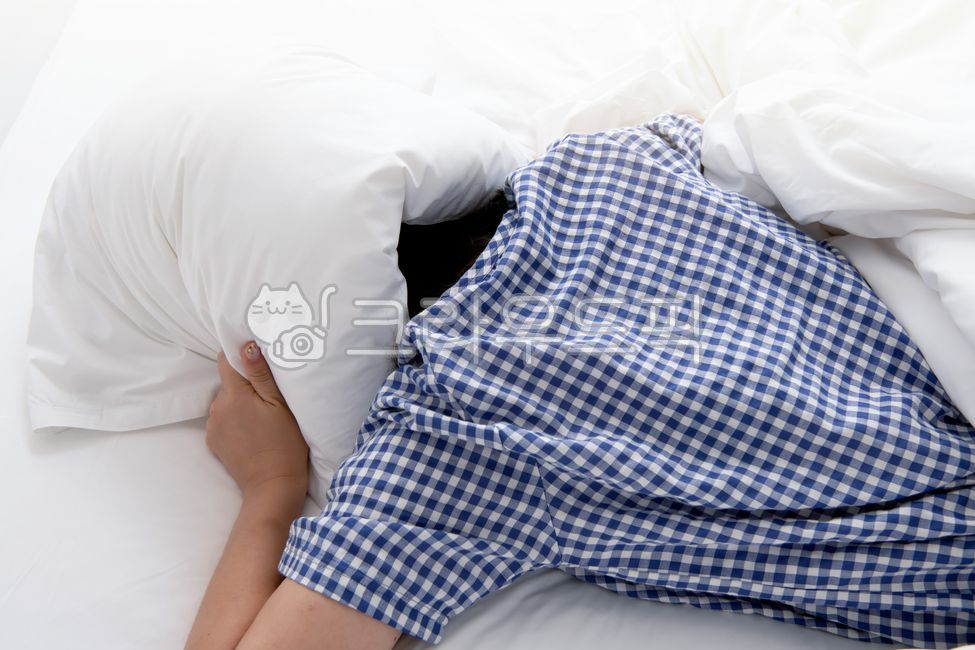 bed,Asian,white,back view,irritability,daily life,morning,upper body,pajamas,person,oversleeping,sleeping at night,adult,inconvenience,daytime,woman,lazy,concept,sleeping habits,house,sleeping,holding,trace,gray,upstairs,indoors,noise,annoyed,Adult,checke