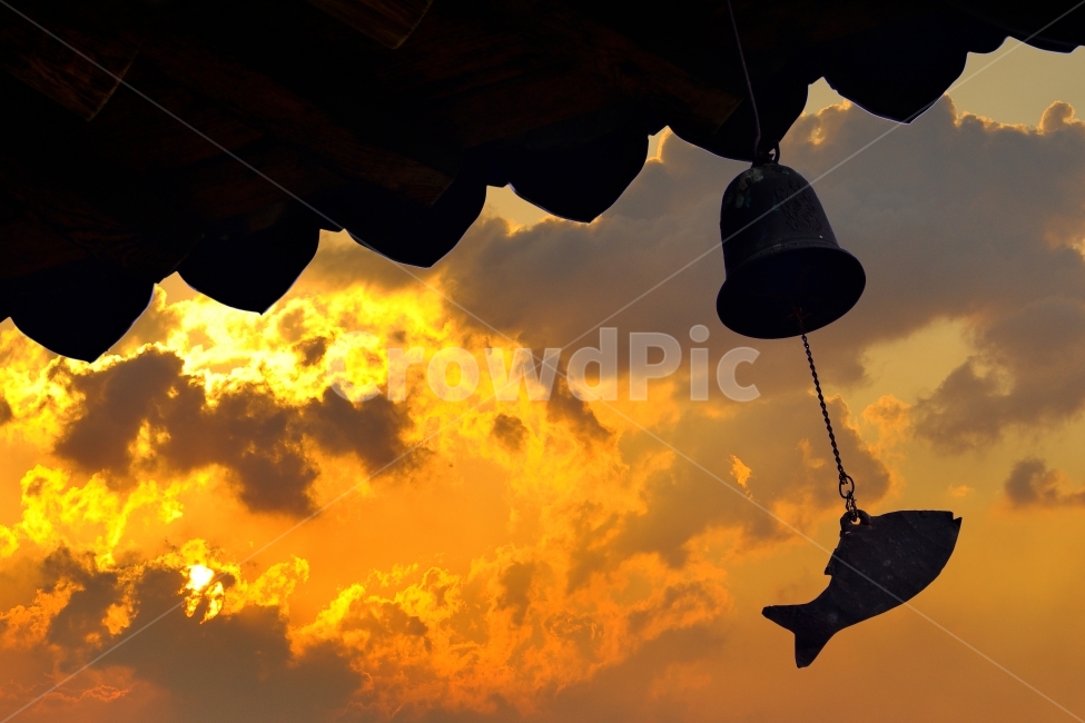 석양,노을,풍경,감성,분위기,필링,느낌,feeling,emotion,sensibility,절집,사찰,처마,태양,구름,sunset,드라마틱,아름다움,종,바람결,바람소리,물고기,형상,형태,전통,기와집,traditional,house,집,건축물,나무,목재,우드,wood,한국적,korean,곡선미,명상,사색,힐링,한국전통,한국문화,korean traditional,korean culture,건축물,건물외관,exterior,building,structure,architecture,construction