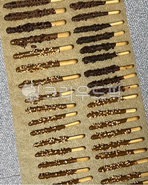 stilllife,pepero,crispy,snack,coated,concept,plate,pepero day,nut,long,melt,dark,crunchy,eat,wheat,stick,wood,dough,table,product,homemade,cookie,black,almond,pocky,brown,food,cocoa,cracker,pastry,dessert,favor,background,bake,biscuit,sweet,sugar,chocolat